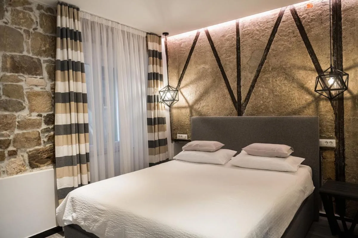 Image 6 of Split city centre room