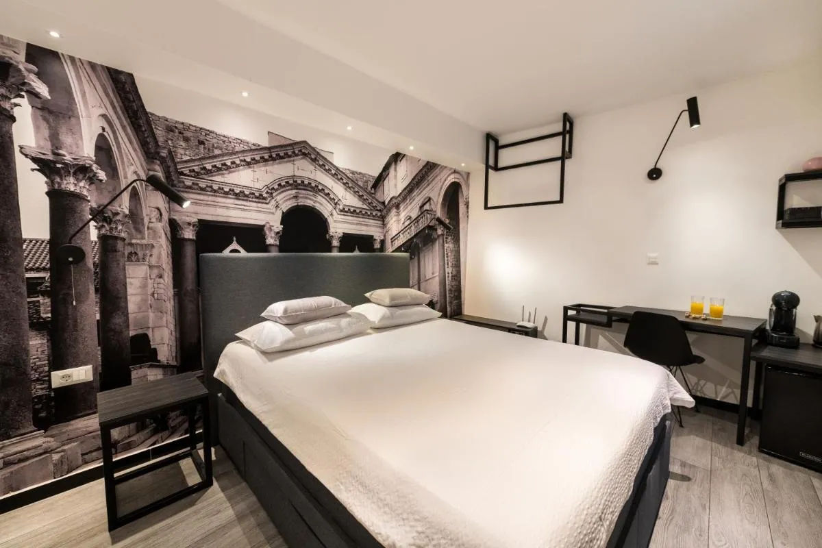 Image 5 of Split city centre room