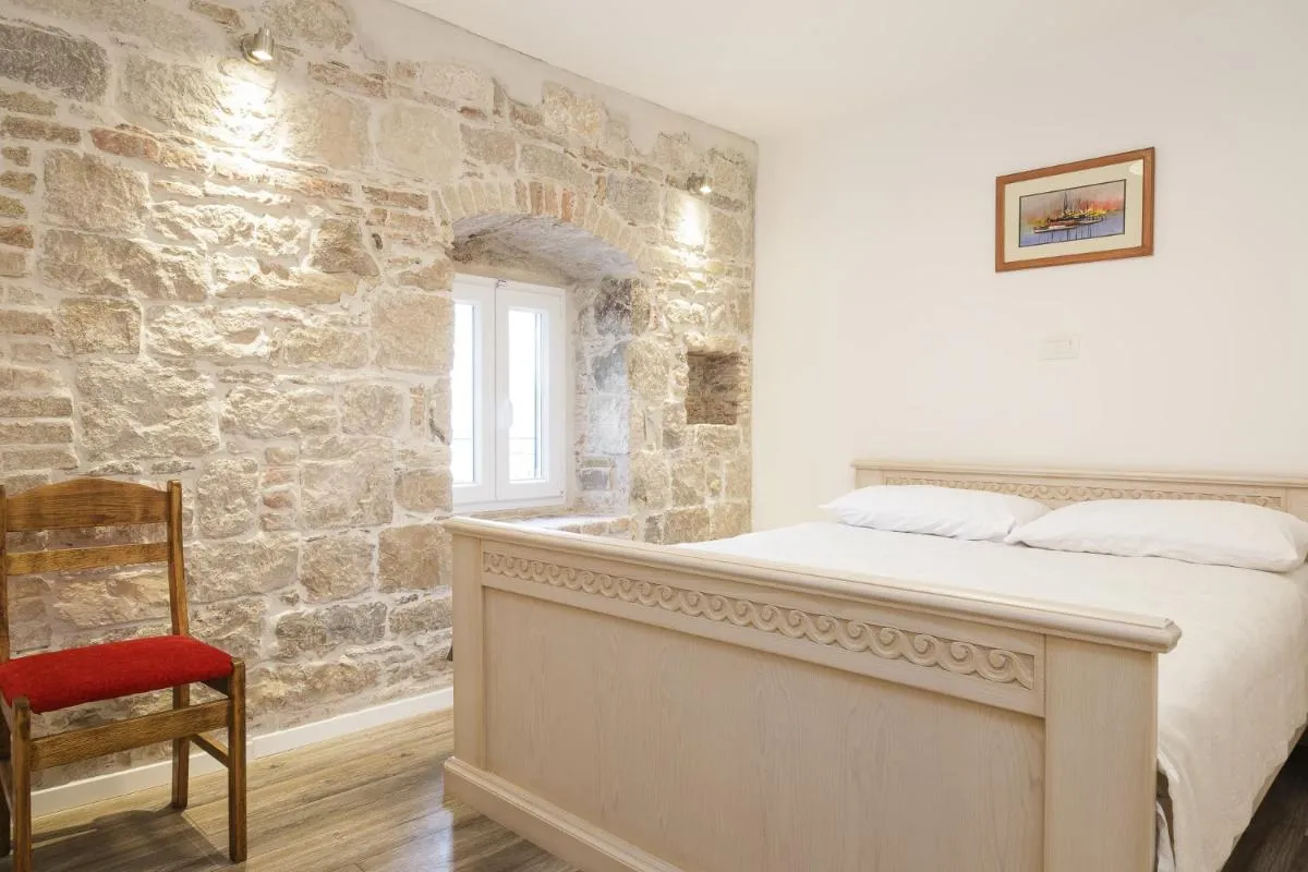 Image 1 of Stone apartman Varos