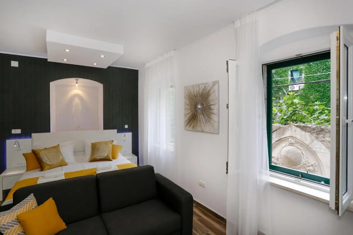 Image 1 of Studio Apartman Fictilis