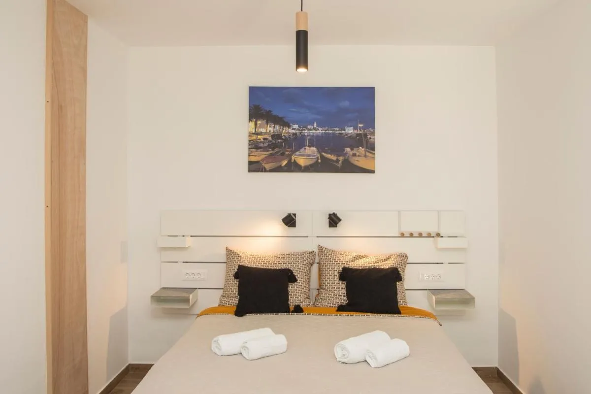 Image 2 of Studio and hot tub