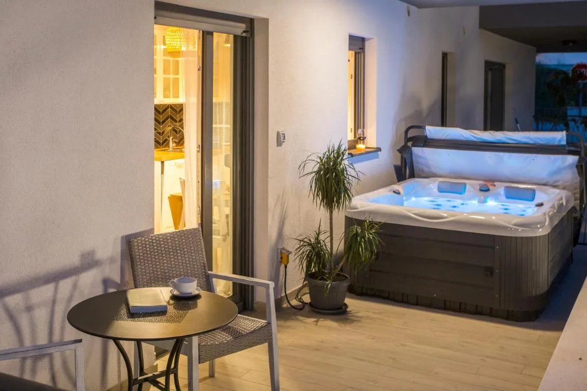 Image of Studio and hot tub