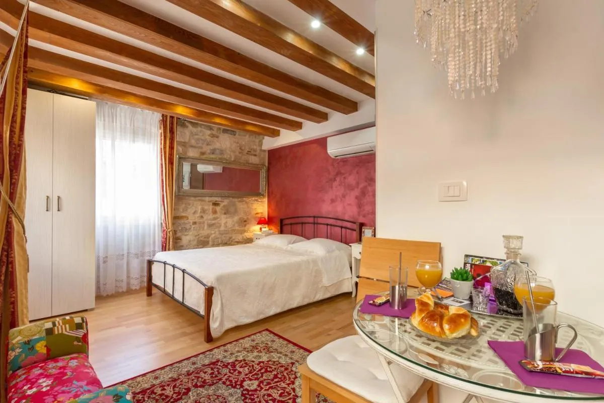 Image 1 of Studios Aurelia Palace