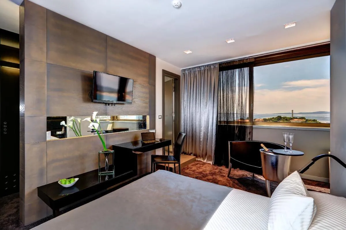 Image 4 of The View Luxury Rooms