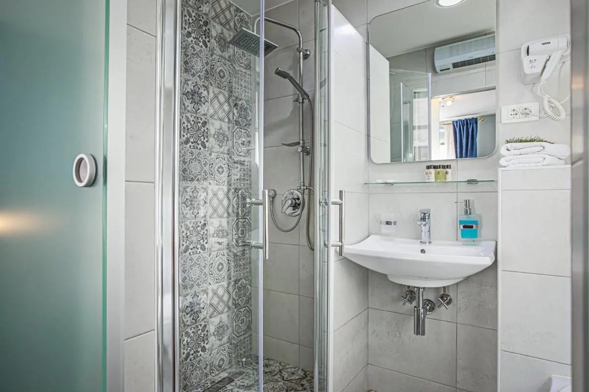 Image 6 of Theatre luxury rooms