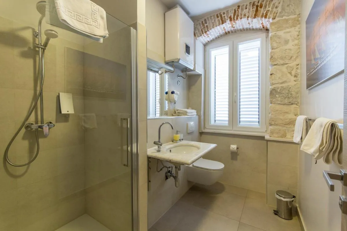 Image 4 of Tifani Luxury Rooms 2