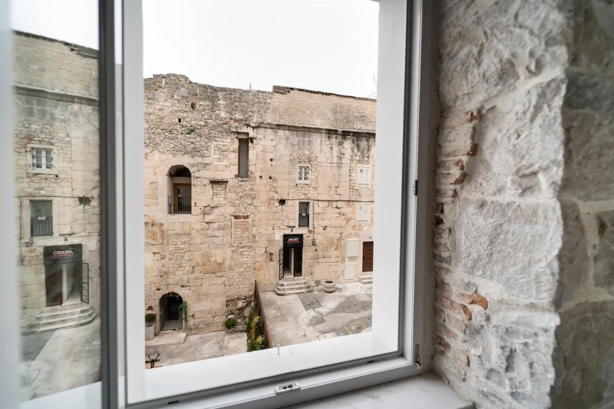 Image 2 of Tifani Luxury Rooms 2