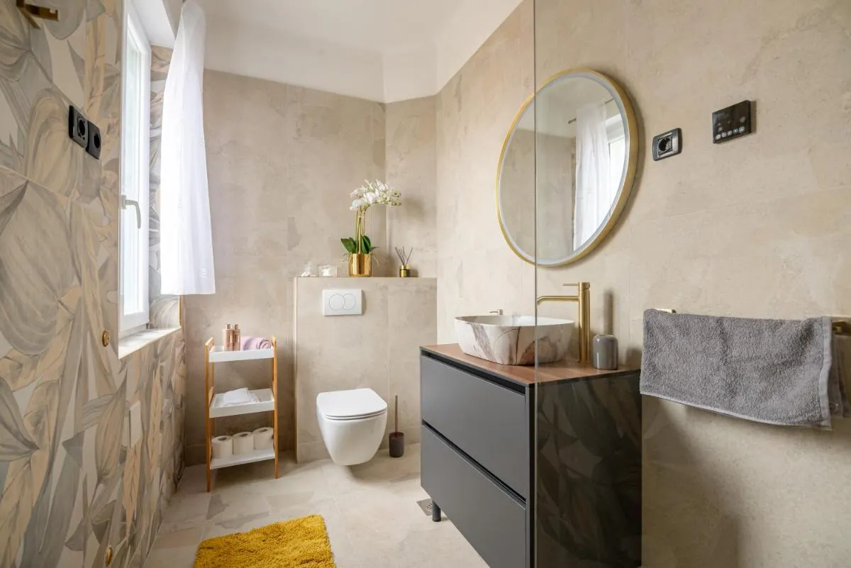 Image 1 of White House Luxury Suite