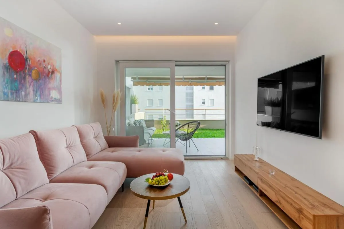 Image 5 of Zaloo, Luxury Apartment with Sea-View and Jacuzzi