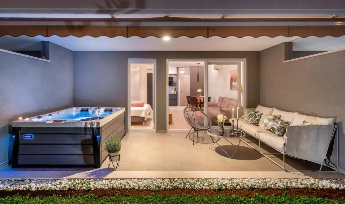 Image of Zaloo, Luxury Apartment with Sea-View and Jacuzzi